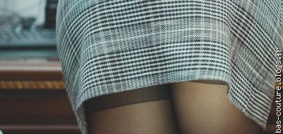 03- Si courte qu'on voyait la démarcation de ses collants.
