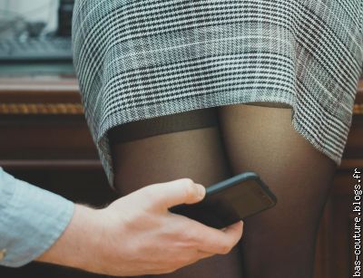 Si courte qu'on voyait la démarcation de ses collants.